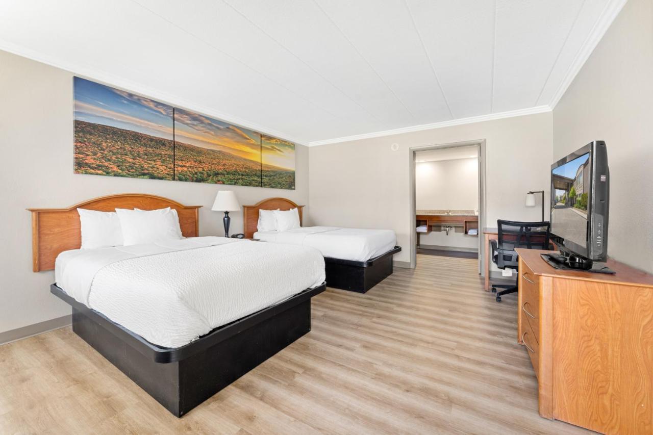 Days Inn & Suites By Wyndham Roseville/Detroit Area Dış mekan fotoğraf