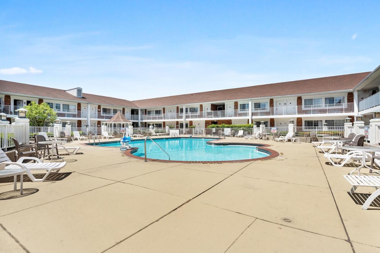 Days Inn & Suites By Wyndham Roseville/Detroit Area Dış mekan fotoğraf