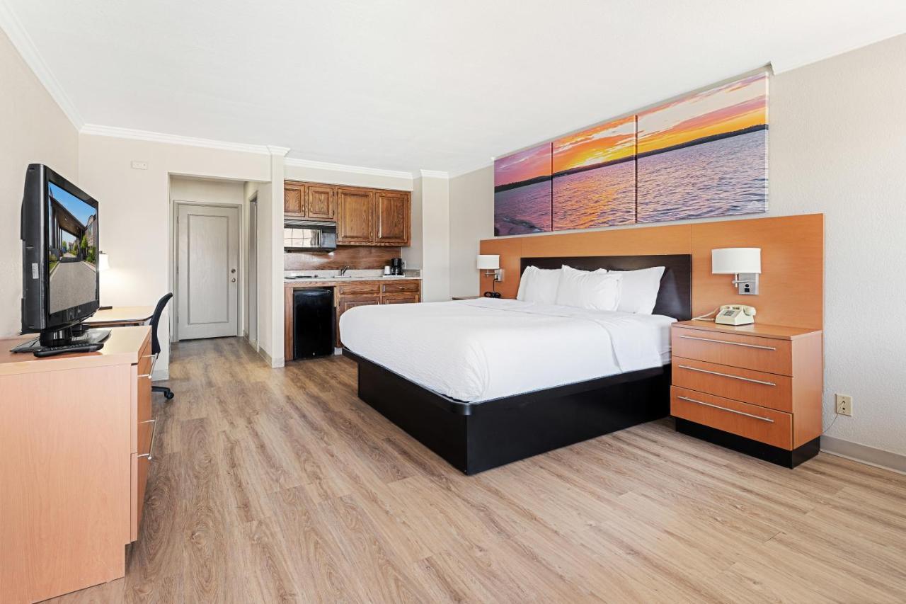 Days Inn & Suites By Wyndham Roseville/Detroit Area Dış mekan fotoğraf