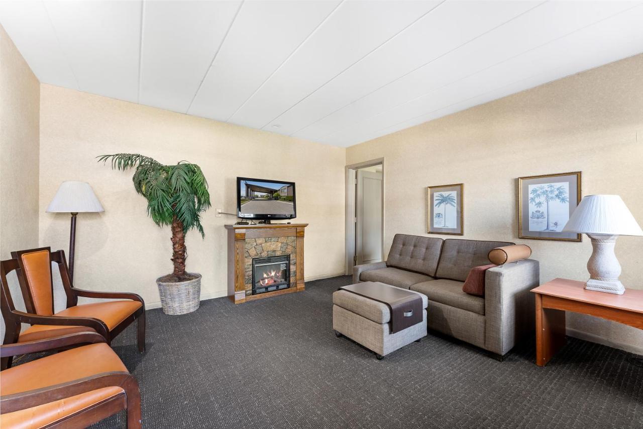 Days Inn & Suites By Wyndham Roseville/Detroit Area Dış mekan fotoğraf