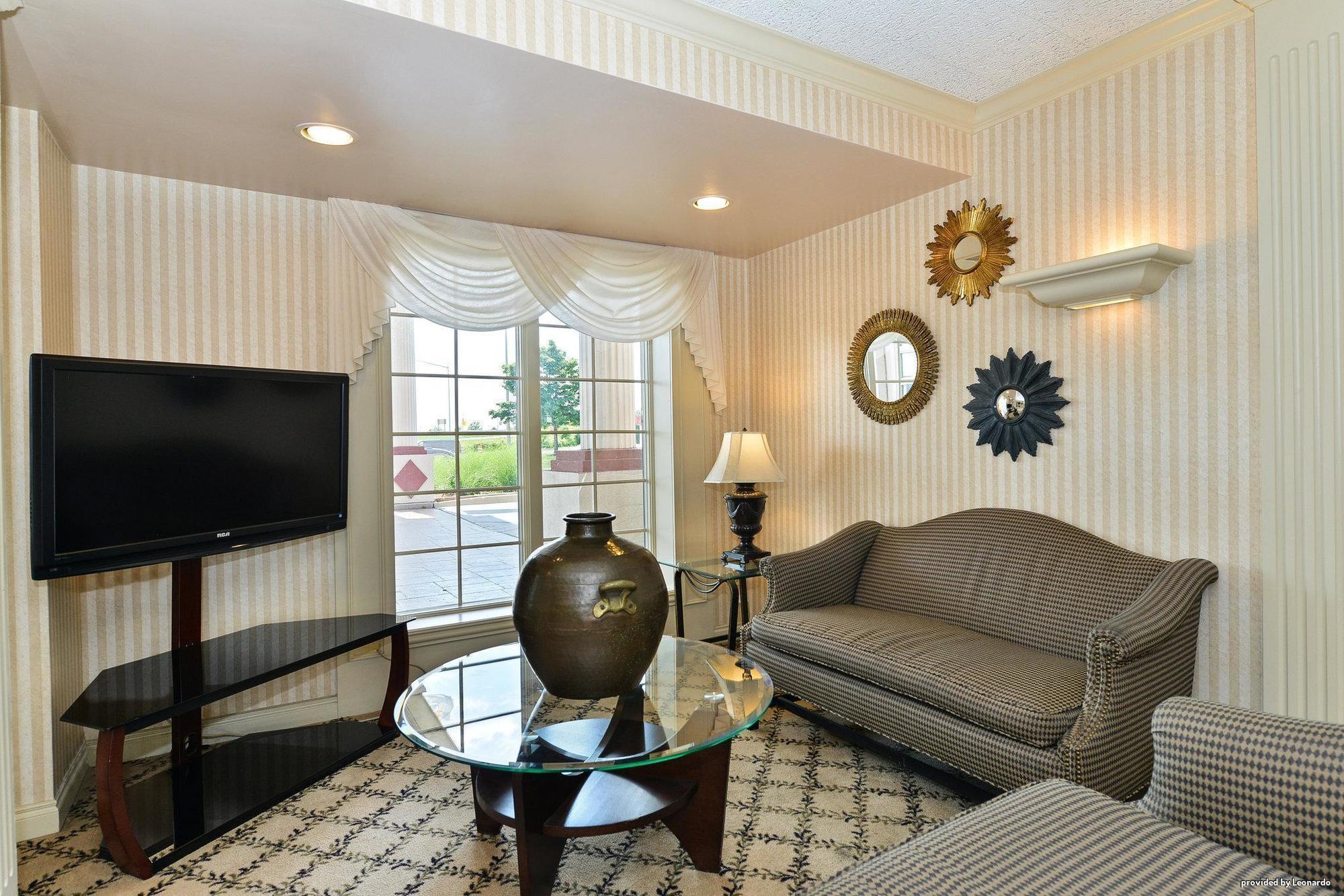 Days Inn & Suites By Wyndham Roseville/Detroit Area Dış mekan fotoğraf