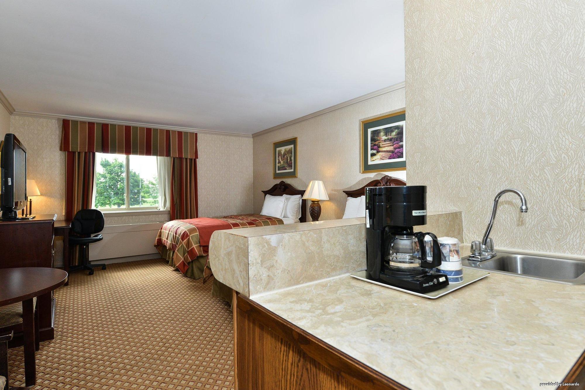 Days Inn & Suites By Wyndham Roseville/Detroit Area Dış mekan fotoğraf