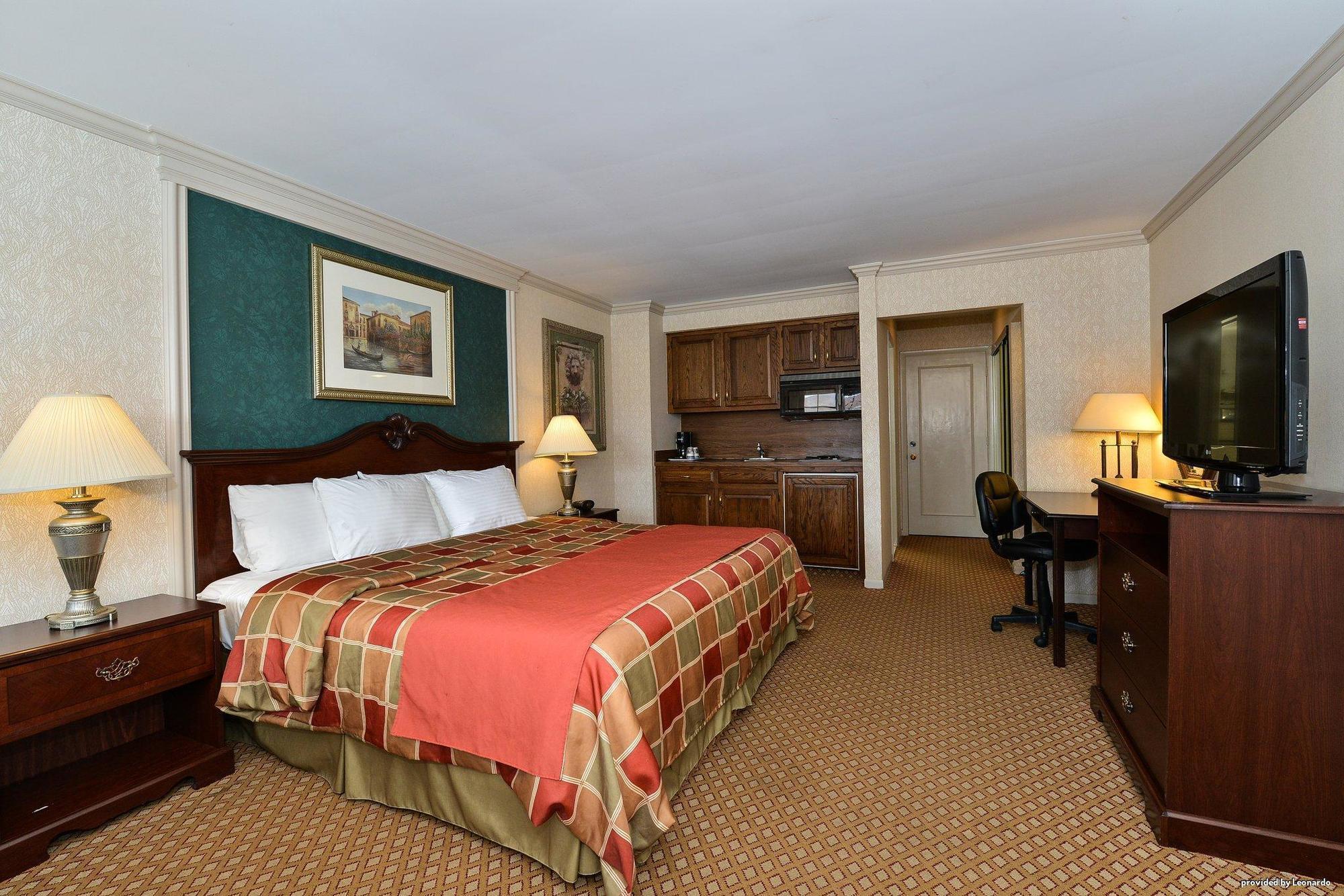 Days Inn & Suites By Wyndham Roseville/Detroit Area Dış mekan fotoğraf