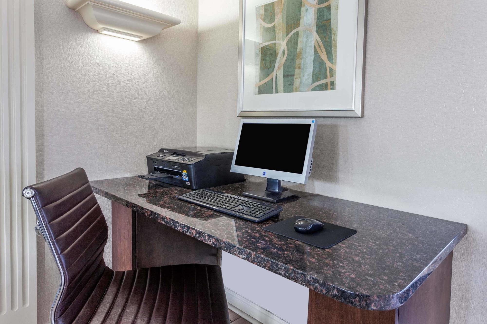Days Inn & Suites By Wyndham Roseville/Detroit Area Dış mekan fotoğraf